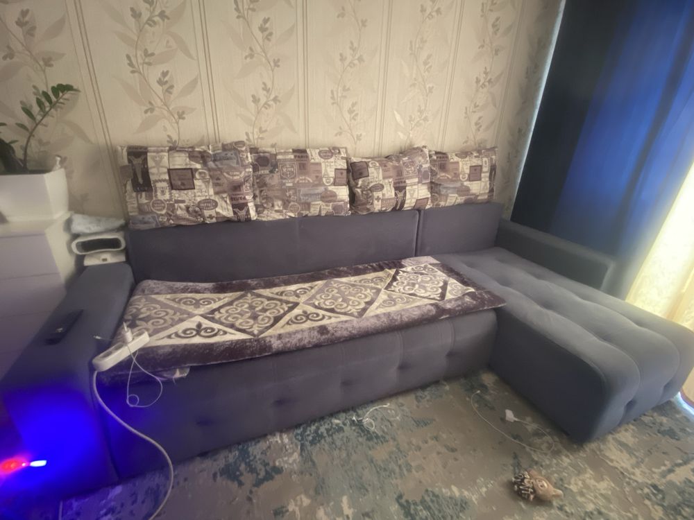 Диван угловой, шторы в подарок