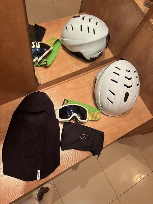 Каска, очила и маска за ски/сноуборд.