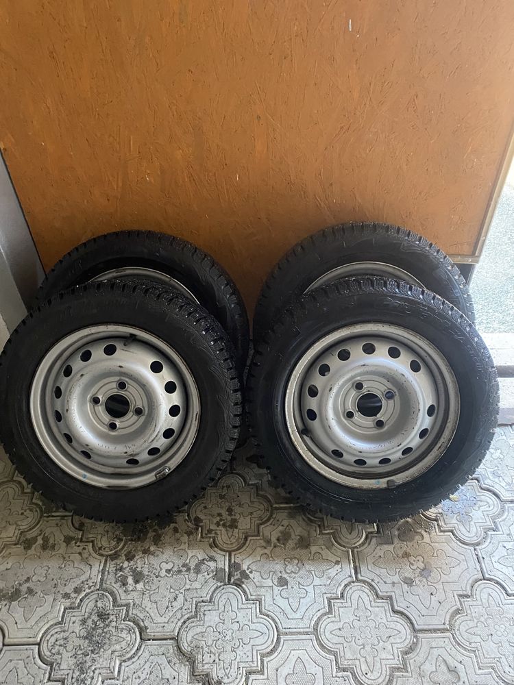 Продам комплект зимних шин R14