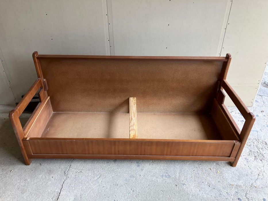 Дървен разтегателен диван