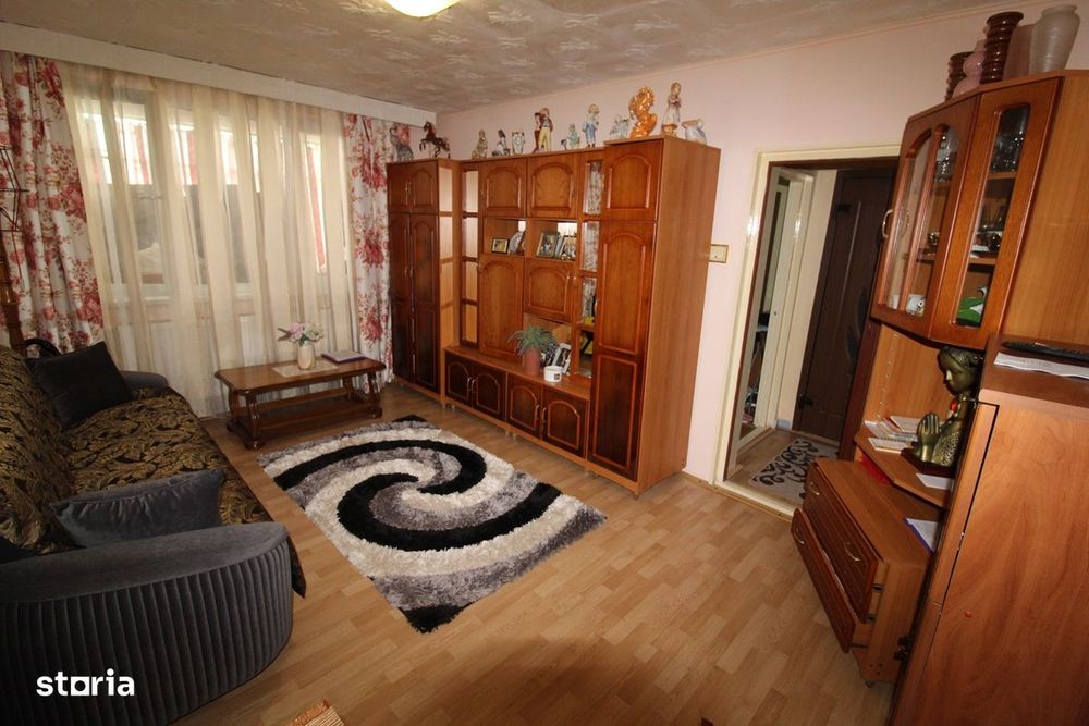 Vând apartament 2 camere în Hunedoara, zona M4-Aleea Câmpului, parter
