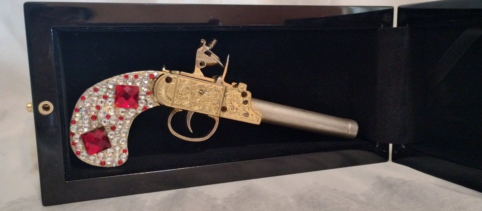 Стар френски кремъчен пистолет за украса
