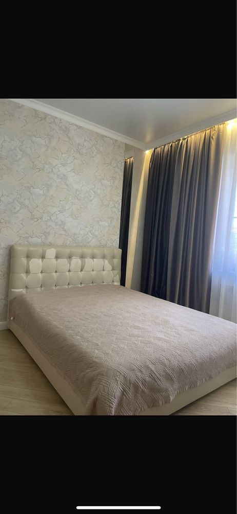 Продам двуспальную кровать с матрасом