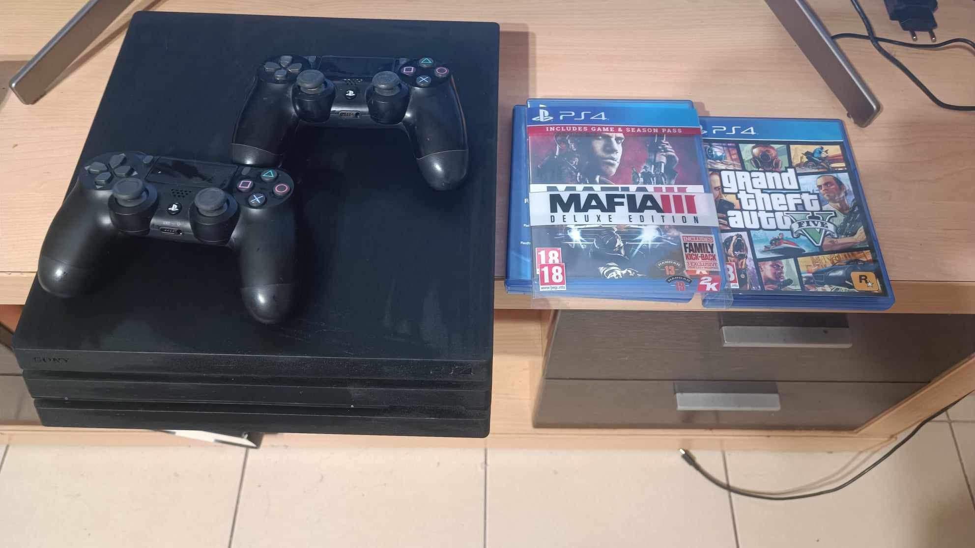 Playstation 4 pro с 5 игри 2 джойстика