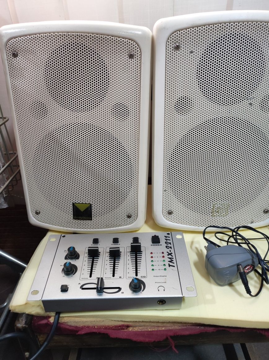 Boxe monitor active și mixer.