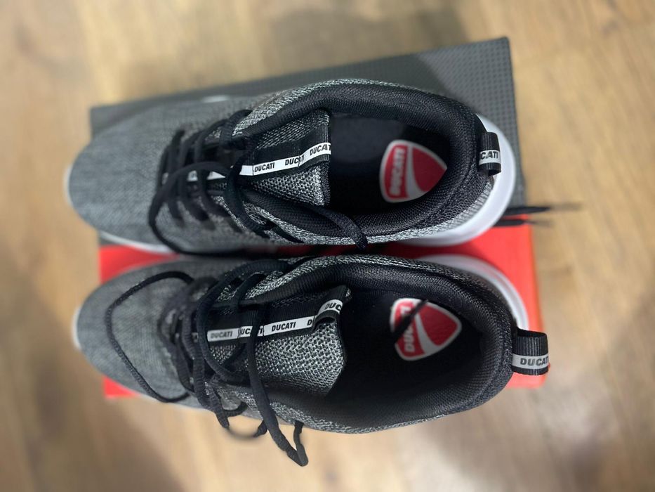 Pereche de papuci noi de la Ducati