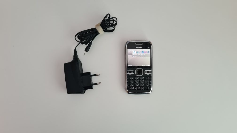 Nokia E72 и зарядно