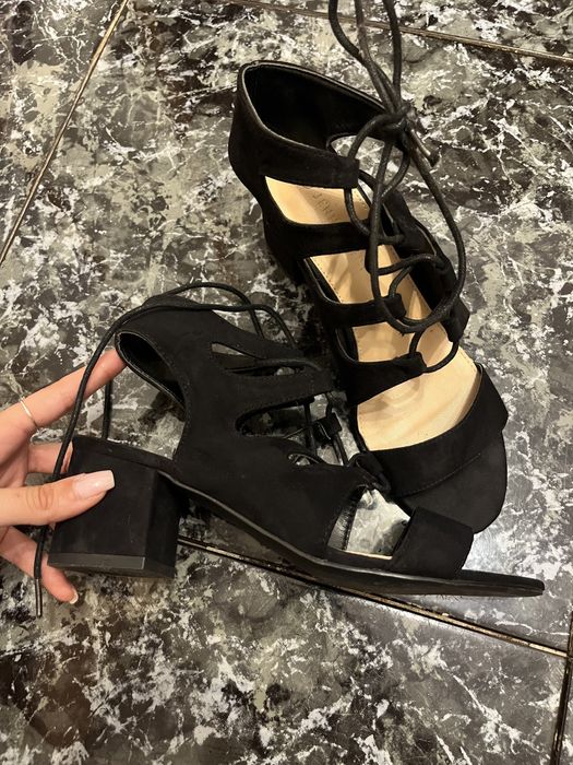 Sandale negre cu toc