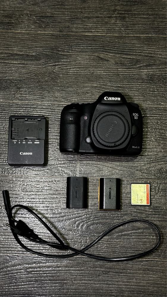 Зеркальный фотоаппарат Canon 5d mark III