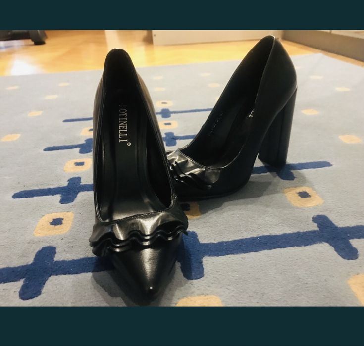 Pantofi Botinelli, marimea 37.