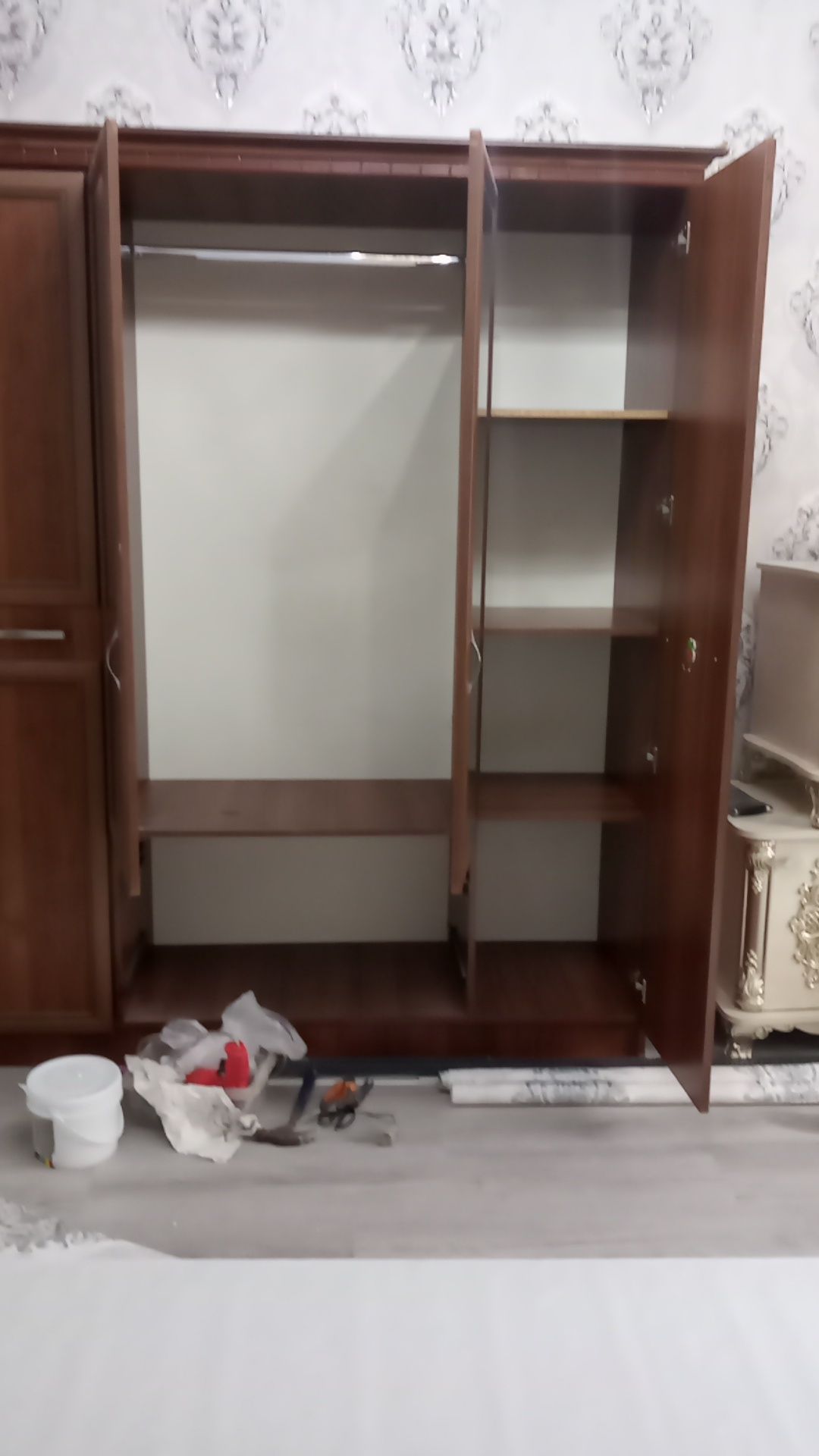 Shkaf sotiladi srochna