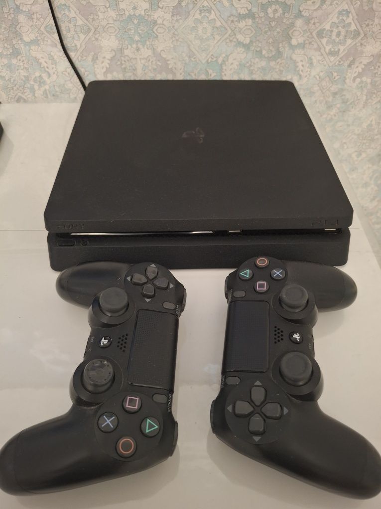 Продам Ps4 в хорошем состоянии