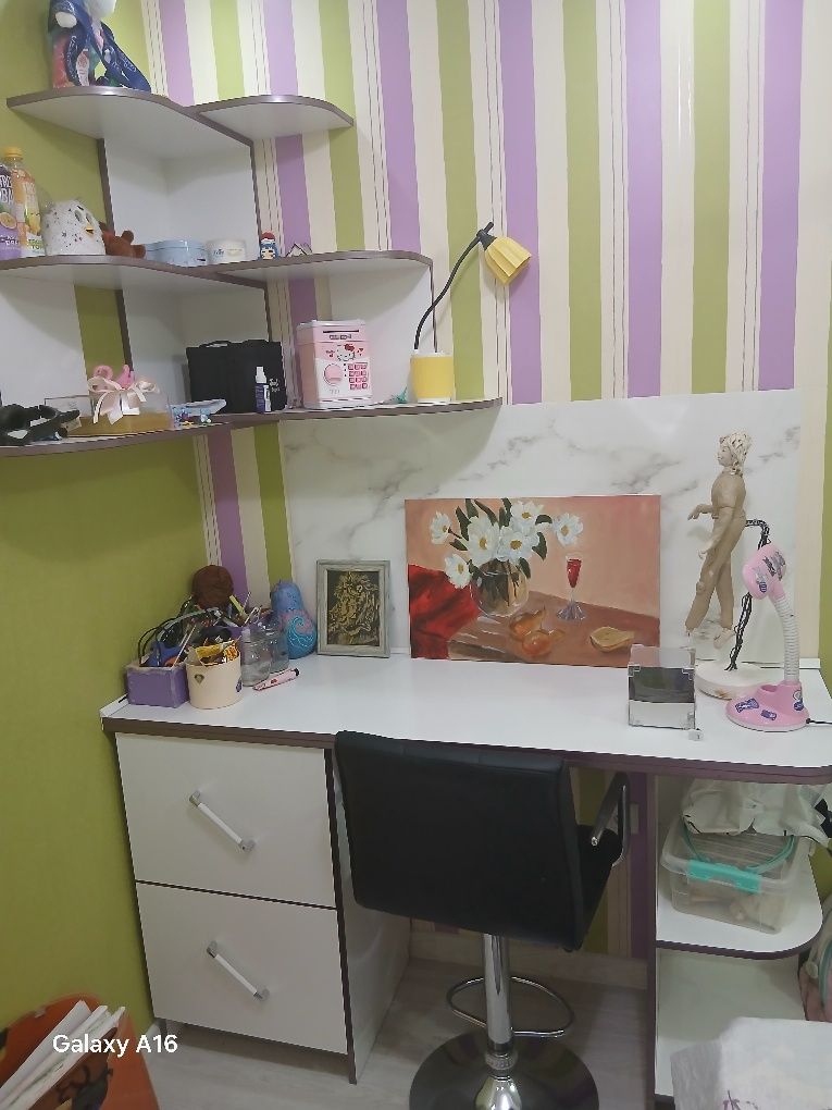 Продаётся мебель в детскую комнату два стола с полками и один шкаф.