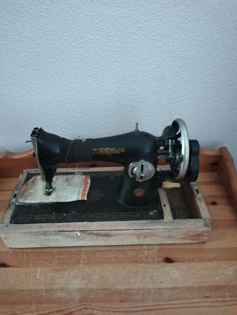 Продам швейную машинку.