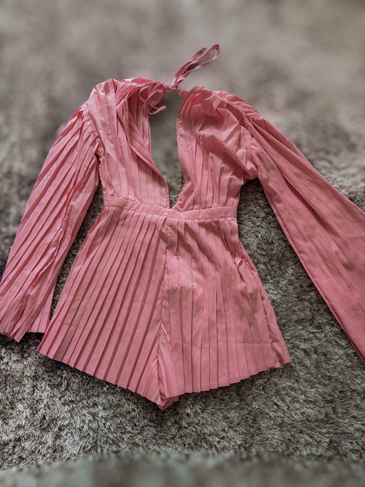 Vând rochie PrettyLittleThing – nouă, cu etichetă