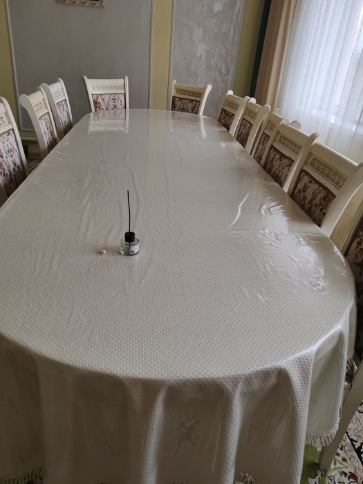 Гостинной стол  и стулья