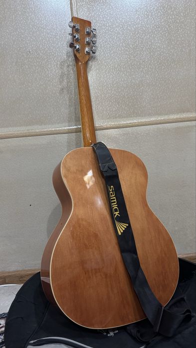 Gitara sotiladi 150$. Yaxshi ishlatilgan singan qirilgan joyi yoq