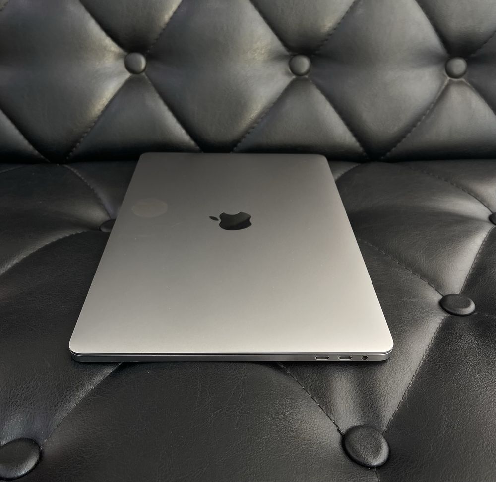 Apple MacBook Pro 2018 года в хорошем состояние