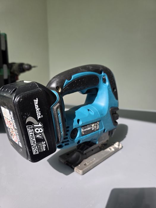 Fierastrau pendular Makita DJV 180