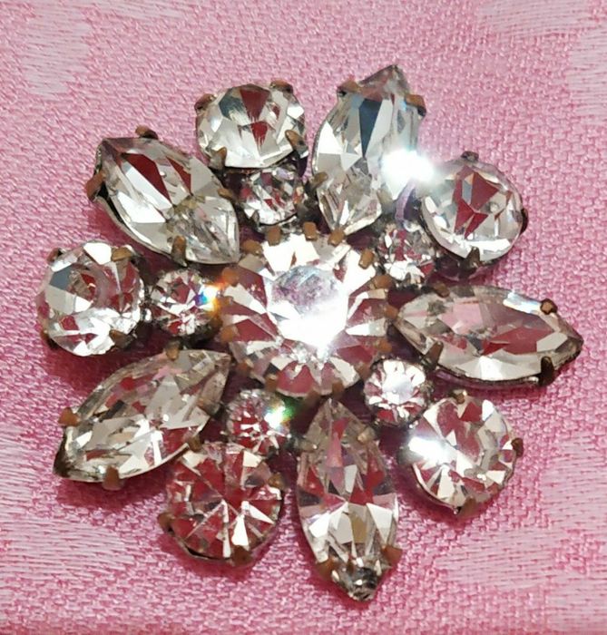 Брошь из прошлого века