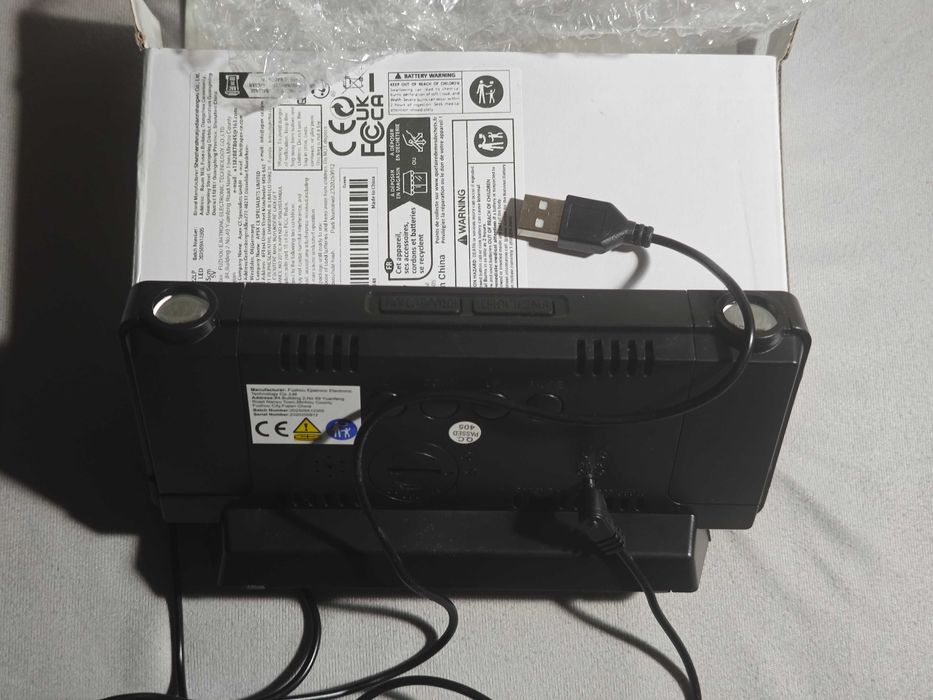 Часовник прожектиращ часа и температурата на тавана има и аларма