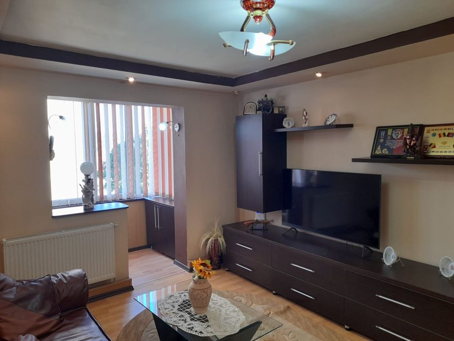 Închiriez apartament cu 3 camere