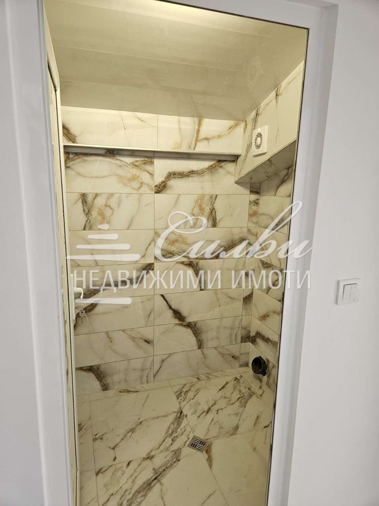 Продава се Тристаен апартамент в Шумен, Томбул джамия - 154 кв.м за 861 €/кв.м - Снимка #12