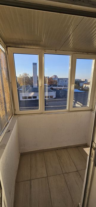 Vand garsoniera  cu balcon