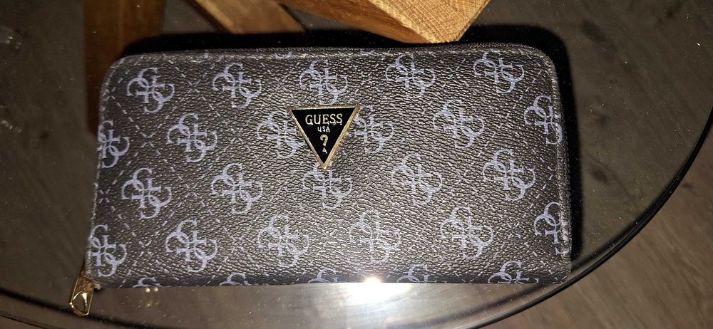 Portofel nou Guess
