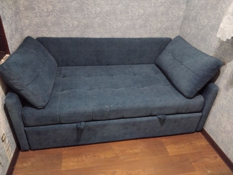 Раскладной диван с двумя подушками б/у