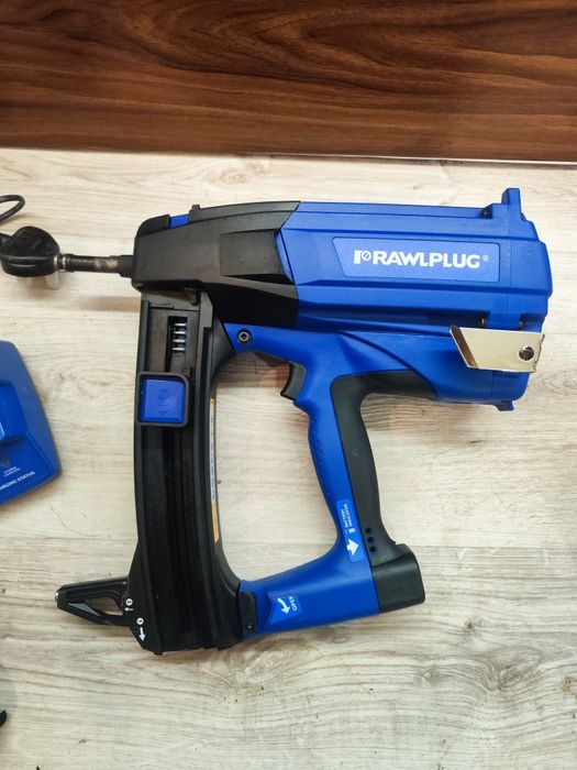 Pistol de batut cuie in beton ,metal profile Rawplug pulsa hilti bx 3