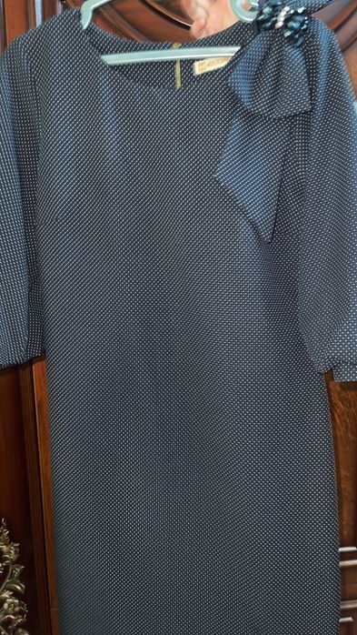 Элегантное платье в мелкий горошек.