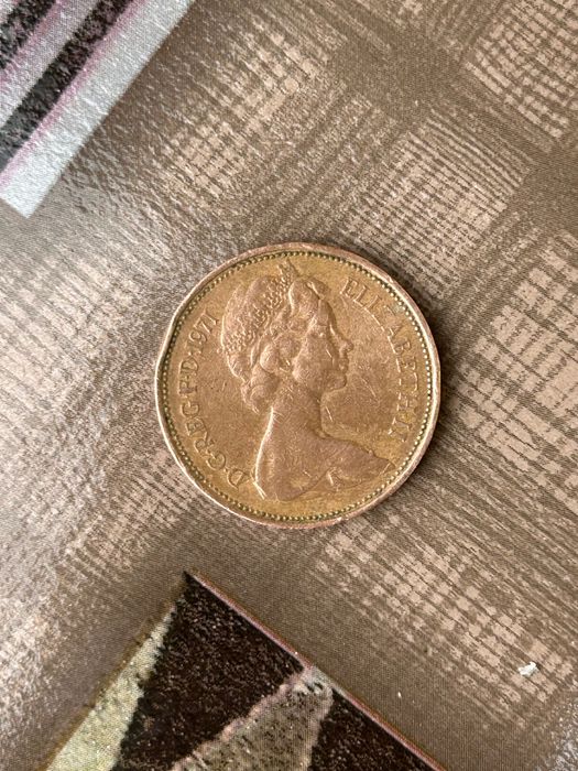 Vând monede cu regina Elizabeth a-II-a una din 1971 și una din 1988