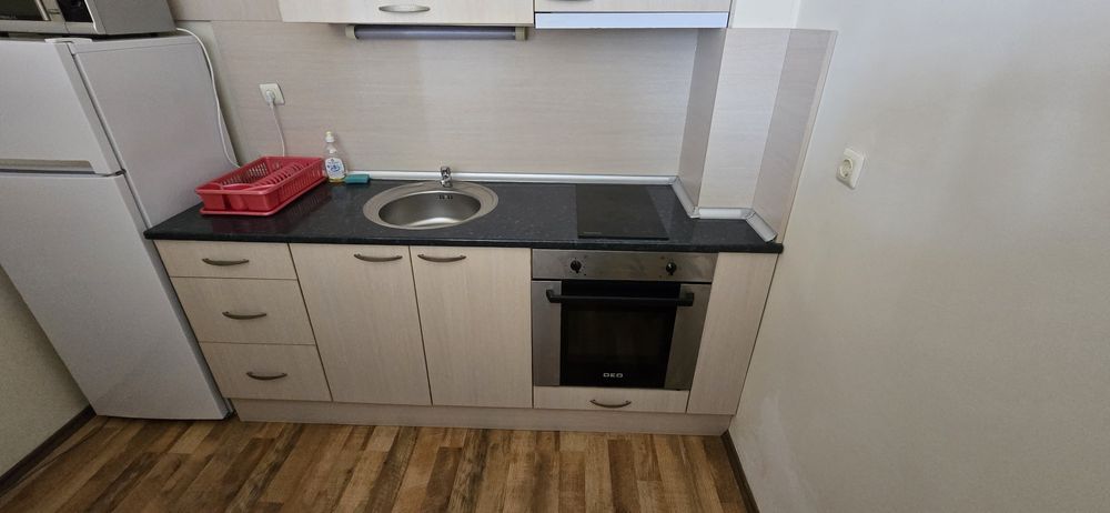 Продавам кухня БЕЗ фурна и котлони (Само абсорбатор, мивка и смесител)