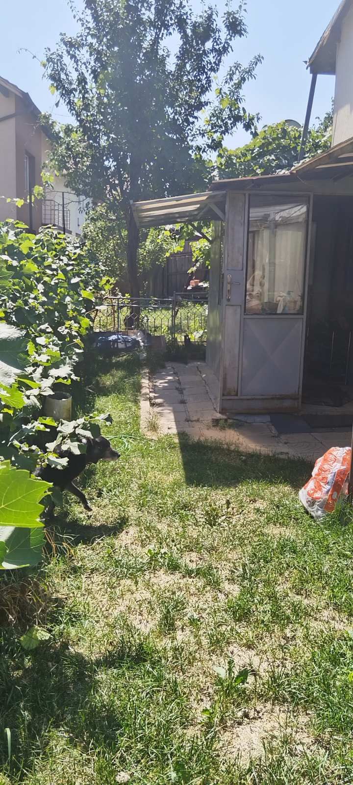 Къща в кв Байкушева махала малка кокетна на два етажа с вътрешни стълб
