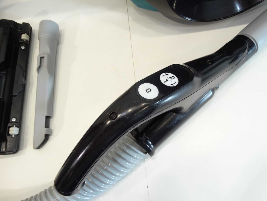 Makita DCL500 - Акумулаторна прахосмукачка