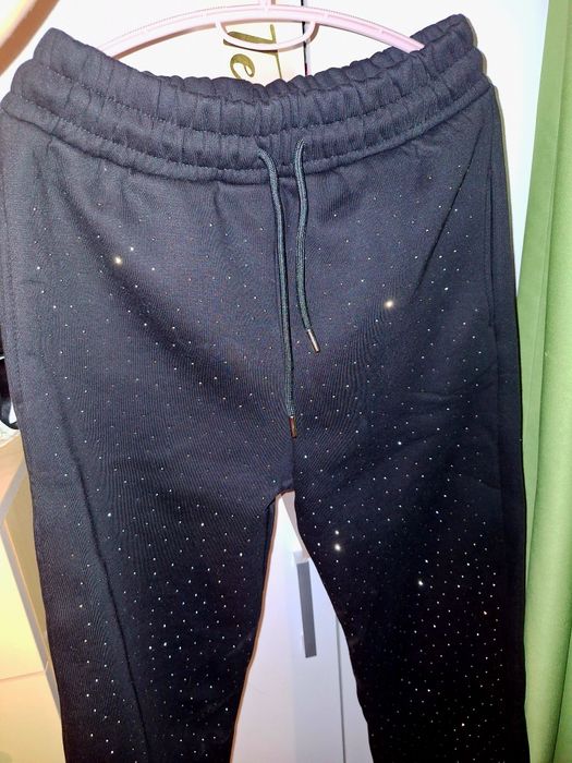 Анцуг с камъчета