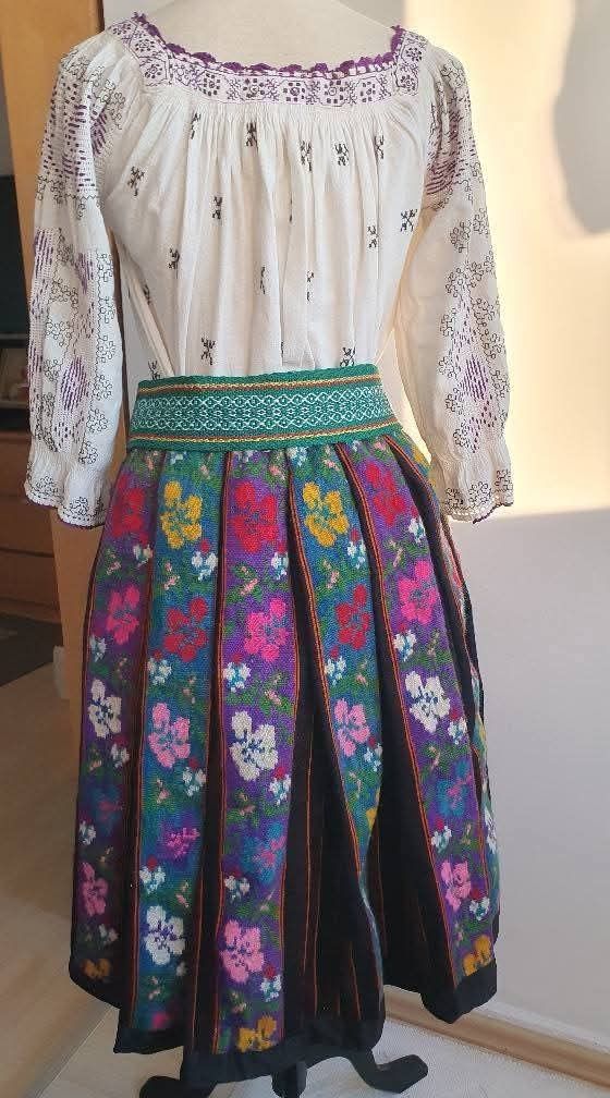 Costum popular (ie/ camasa, valnic/fota/catrinta/opreg)