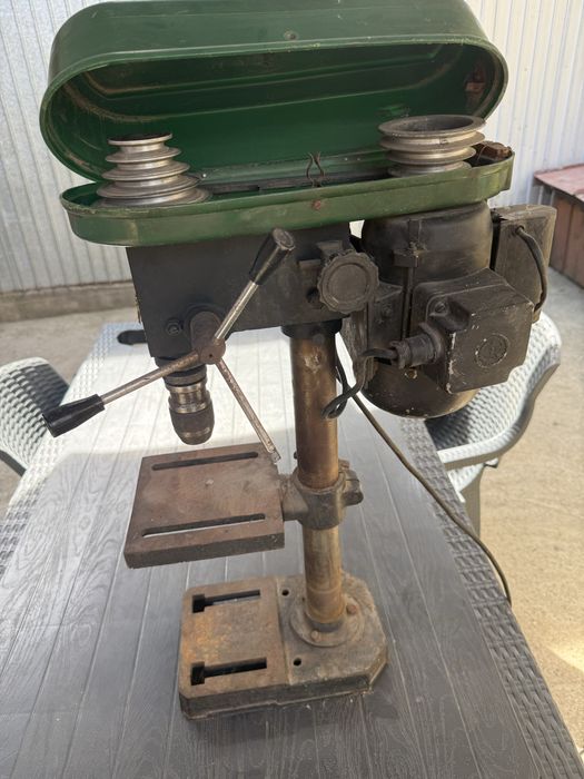 Masina de gaurit banc