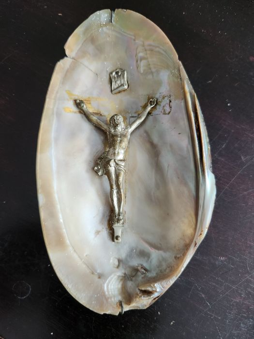 Винтидж разпятие в мида