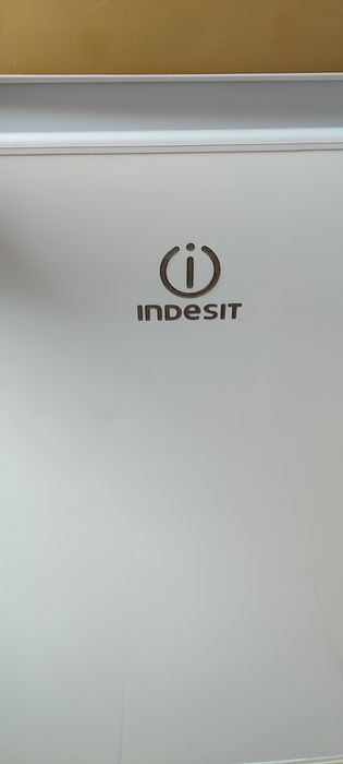 Морозильник Indesit SFR 100 белый