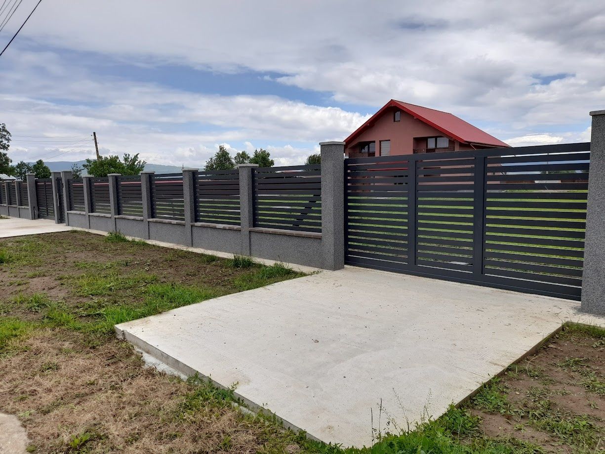 Construim la comanda dvs. garduri si porti din:
- panouri stil jaluzea