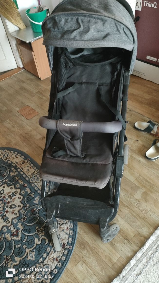 Детская коляска складывается как чемодан.