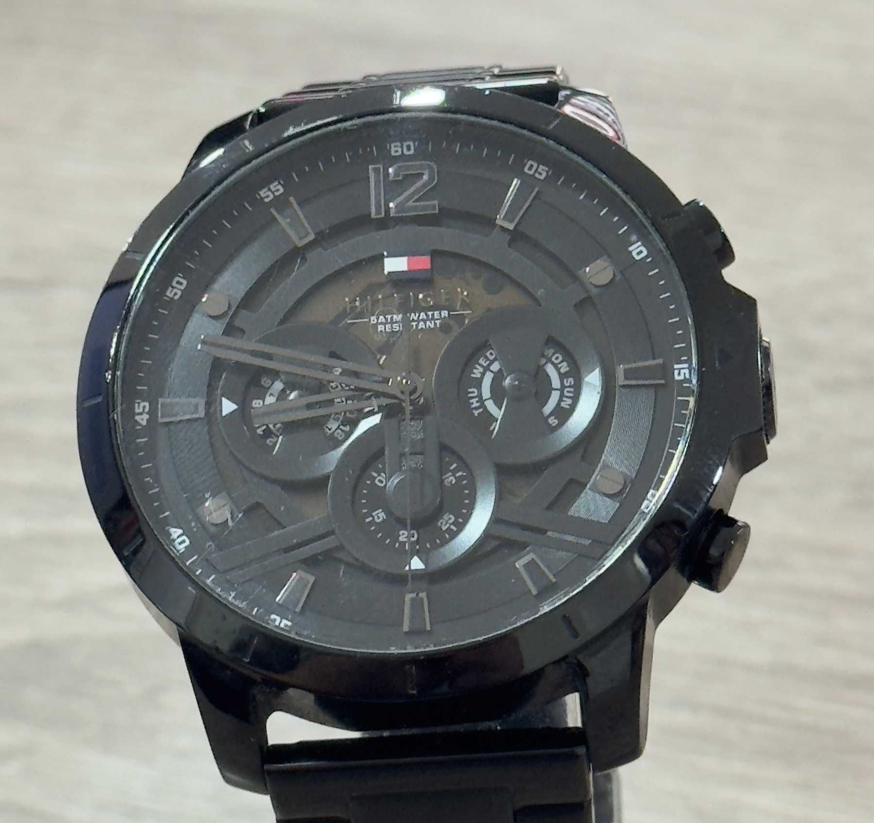 Аналогов часовник в Черно TOMMY HILFIGER TH458