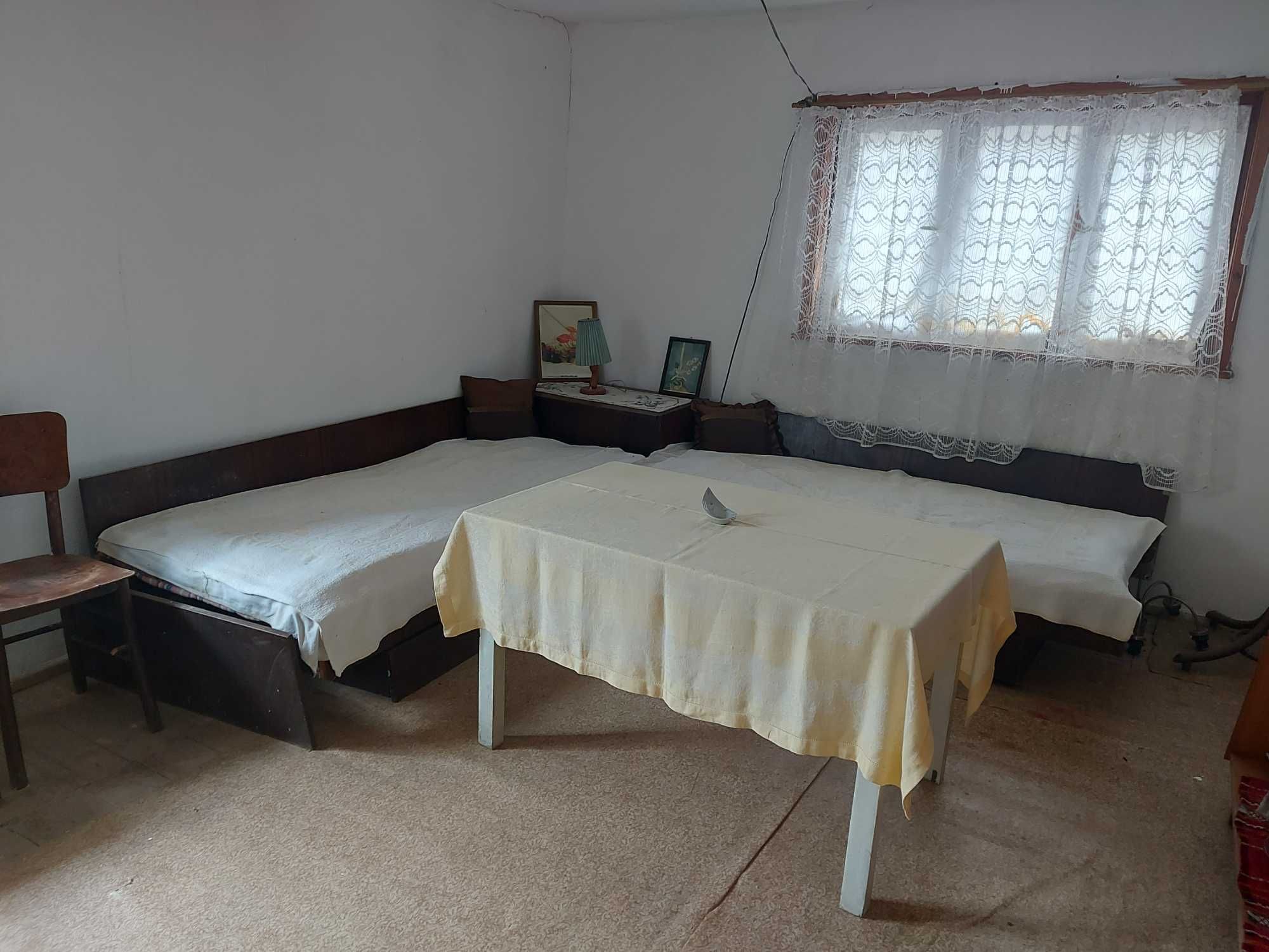 Двуетажна къща, 8 стаи, плевня, до река, 1. 7 дка двор