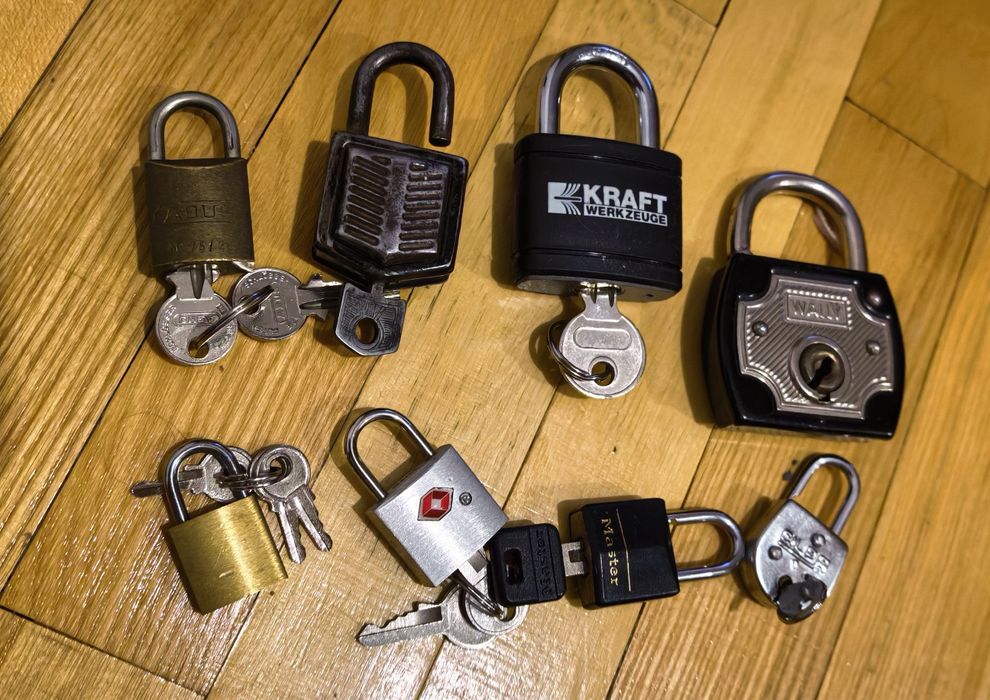 Lacăte diferite, două seturi