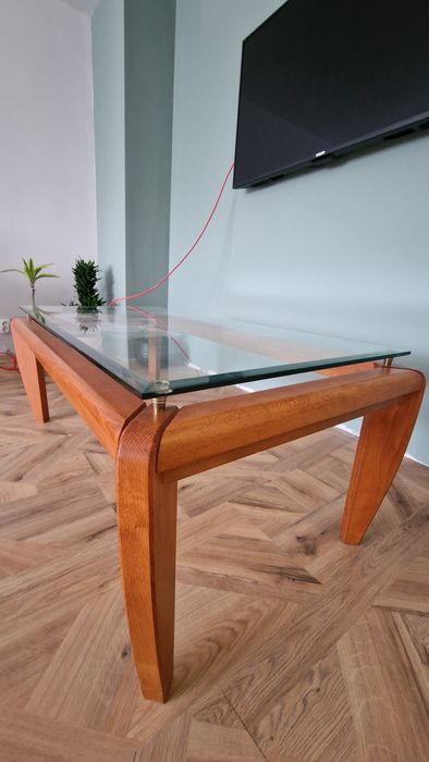 Холна маса от дърво със стъклен плот