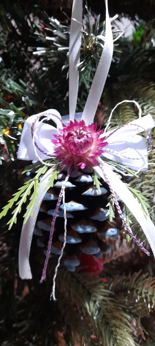 Новогодний декор из шишек