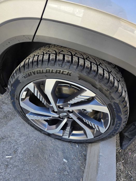 Продам зимнюю резину в отличном состоянии . с шипами 245/45 R20.