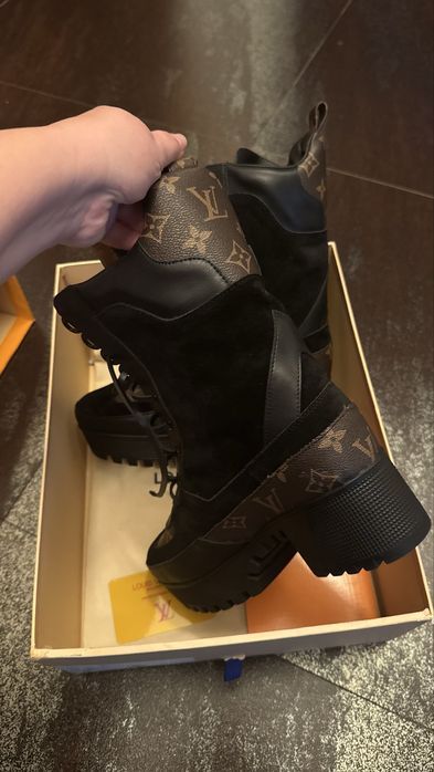 Vand ghete Louis Vuitton noi